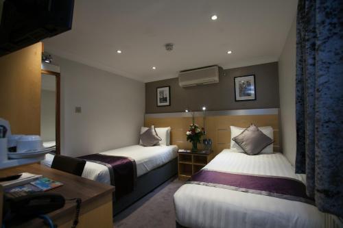 Suite con cama grande del hotel Best Western Victoria Palace. Foto 5