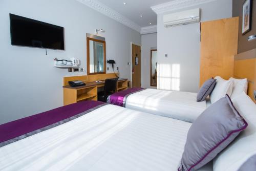 Habitación familiar - cama doble e individuales del hotel Best Western Victoria Palace. Foto 2