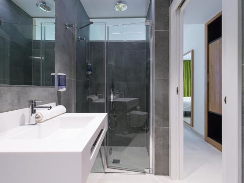 Suite con cama extragrande del hotel MG Poniente