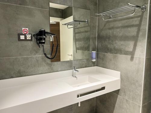 Habitación Superior - 1 cama grande del hotel MG Poniente. Foto 3