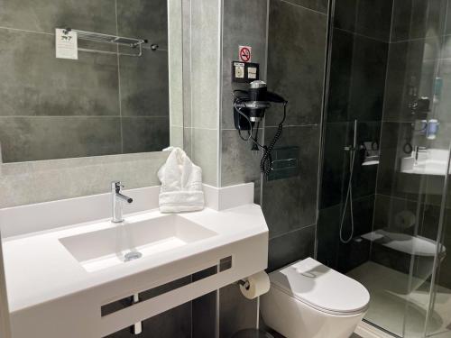 Habitación Deluxe - 1 cama grande del hotel MG Poniente