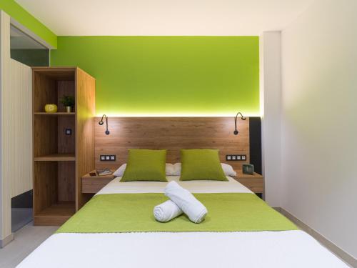 Suite con cama extragrande del hotel MG Poniente. Foto 3