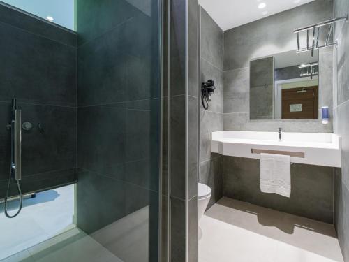 Suite con cama extragrande del hotel MG Poniente. Foto 6