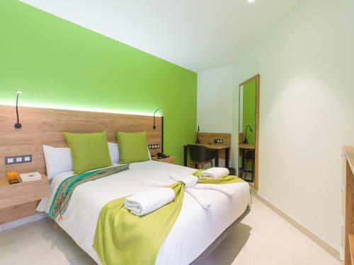 Suite con cama extragrande del hotel MG Poniente. Foto 8