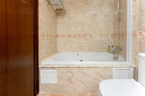 Habitación Triple Básica del hotel Checkin Valencia Ciscar. Foto 1