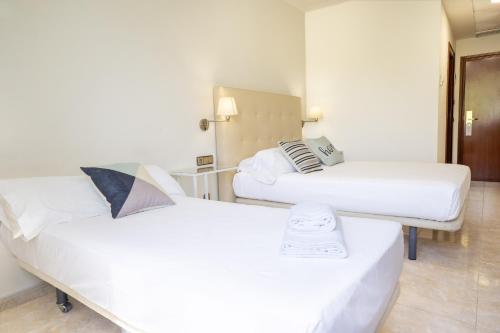 Habitación Triple Básica del hotel Checkin Valencia Ciscar. Foto 3