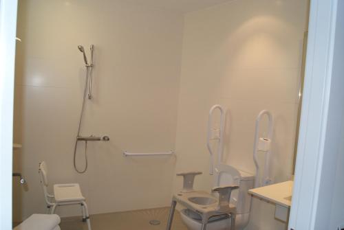 Habitación Doble adaptada para personas con discapacidad - 2 camas del hotel Checkin Valencia Ciscar. Foto 1