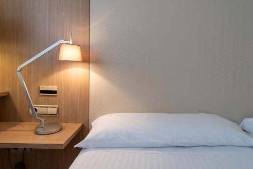Habitación Doble adaptada para personas con discapacidad - 2 camas del hotel Checkin Valencia Ciscar. Foto 3
