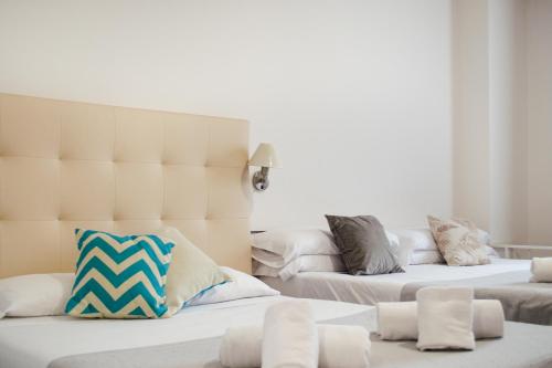 Habitación Triple Básica del hotel Checkin Valencia Ciscar. Foto 1