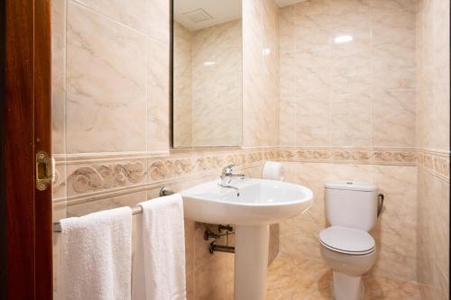 Habitación cuádruple económica del hotel Checkin Valencia Ciscar. Foto 4