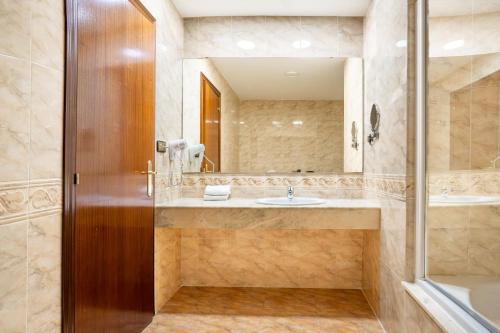 Habitación cuádruple económica del hotel Checkin Valencia Ciscar. Foto 7
