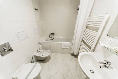 Habitación Triple del hotel Archibald City. Foto 1