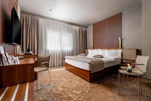 Habitación Superior con cama extragrande del hotel Rin Airport. Foto 1