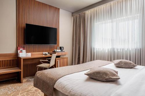 Habitación Superior con cama extragrande del hotel Rin Airport. Foto 3