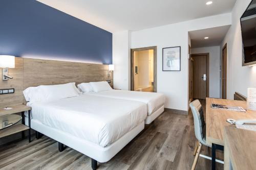 Habitación Doble Deluxe - 2 camas del hotel Puerta De Bilbao. Foto 2