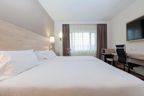 Habitación Doble Deluxe - 2 camas del hotel Puerta De Bilbao. Foto 8