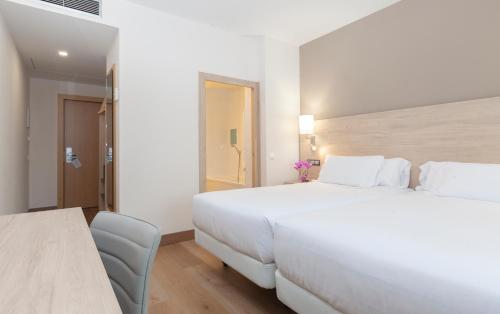 Habitación Doble Deluxe - 2 camas del hotel Puerta De Bilbao. Foto 9