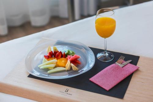 Habitación Deluxe con cama grande y sofá del hotel Puerta De Bilbao. Foto 3