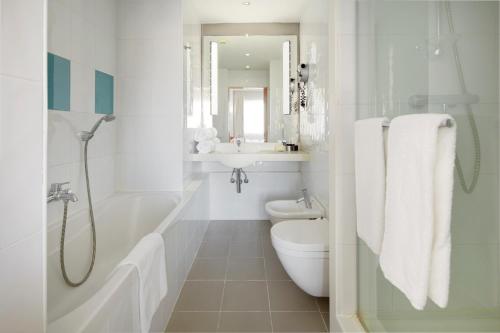 Habitación Deluxe con cama grande y sofá del hotel Puerta De Bilbao. Foto 4