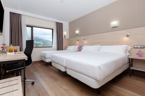 Habitación Triple del hotel Puerta De Bilbao