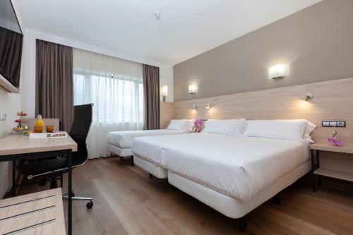 Habitación Triple del hotel Puerta De Bilbao. Foto 4