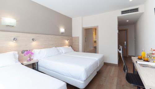 Habitación Triple del hotel Puerta De Bilbao. Foto 7