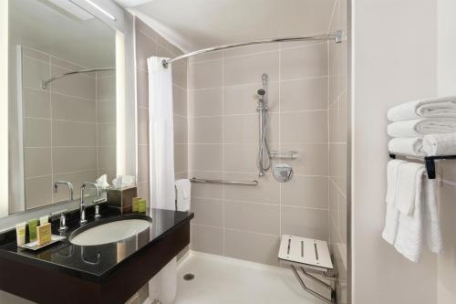 Habitación Doble adaptada para personas de movilidad reducida con ducha a ras de suelo - 2 camas dobles del hotel Hilton Atlanta. Foto 1