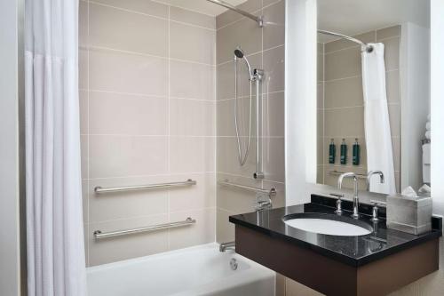 Habitación con cama extragrande, vistas a la ciudad y bañera adaptada - Adaptada para personas con movilidad reducida del hotel Hilton Atlanta. Foto 3