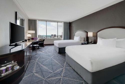 Habitación Doble con vistas a la ciudad - 2 camas dobles - Adaptada para personas con discapacidad auditiva del hotel Hilton Atlanta
