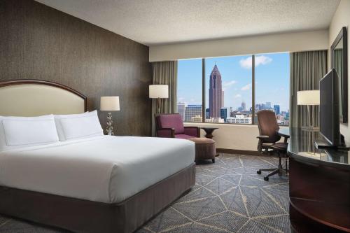 Habitación premium con vistas al perfil urbano - Cama extragrande - Planta superior del hotel Hilton Atlanta
