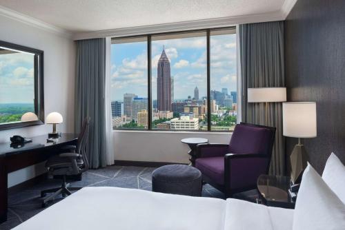 Habitación premium con vistas al perfil urbano - Cama extragrande - Planta superior del hotel Hilton Atlanta. Foto 2