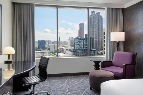 Habitación Premium con cama extragrande y vistas a la ciudad - Planta superior del hotel Hilton Atlanta. Foto 2