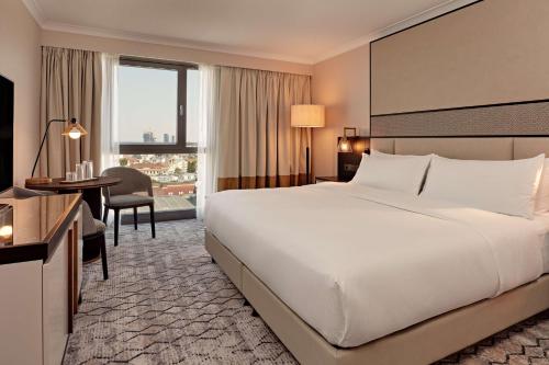 Habitación Executive con cama extragrande del hotel Hilton Vienna Park. Foto 1