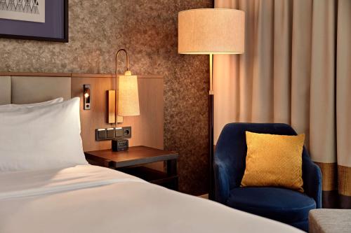 Habitación Executive con cama extragrande del hotel Hilton Vienna Park. Foto 5