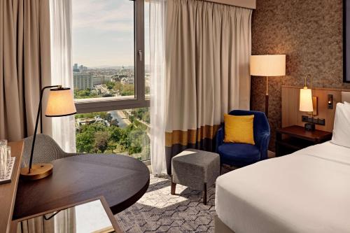Habitación Executive con cama extragrande del hotel Hilton Vienna Park. Foto 6