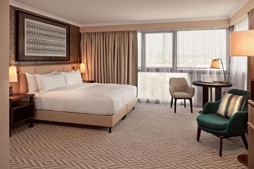 Habitación Esquinera con cama extragrande del hotel Hilton Vienna Park. Foto 1