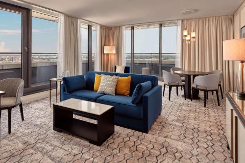 Suite Penthouse de 1 dormitorio con cama extragrande y vistas panorámicas del hotel Hilton Vienna Park. Foto 1