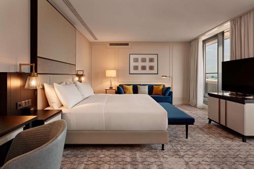 Suite Penthouse de 1 dormitorio con cama extragrande y vistas al parque del hotel Hilton Vienna Park