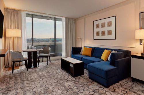 Suite Penthouse de 1 dormitorio con cama extragrande y vistas al parque del hotel Hilton Vienna Park. Foto 1