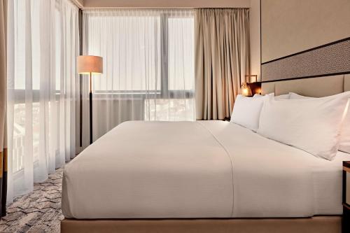 Suite con 1 dormitorio, cama extragrande y vistas panorámicas del hotel Hilton Vienna Park