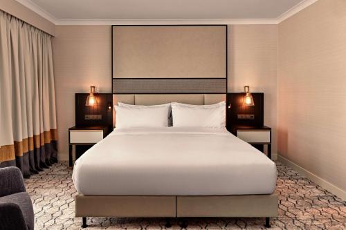 Suite con 1 dormitorio, cama extragrande y vistas panorámicas del hotel Hilton Vienna Park. Foto 1