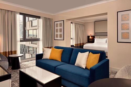 Suite con 1 dormitorio, cama extragrande y vistas panorámicas del hotel Hilton Vienna Park. Foto 2