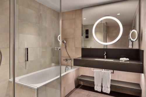 Suite de 1 dormitorio con cama extragrande y vistas al parque - Acceso al club lounge del hotel Hilton Vienna Park