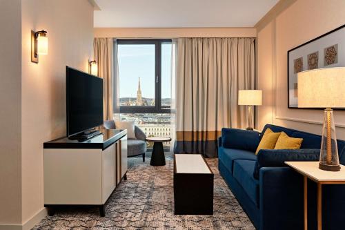 Suite de 1 dormitorio con cama extragrande y vistas al parque - Acceso al club lounge del hotel Hilton Vienna Park. Foto 1