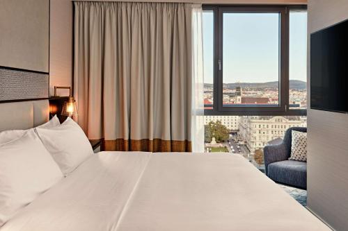Suite de 1 dormitorio con cama extragrande y vistas al parque - Acceso al club lounge del hotel Hilton Vienna Park. Foto 2