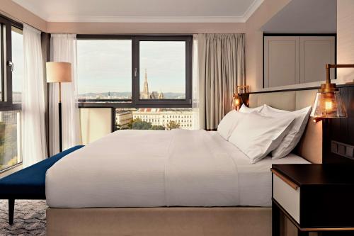 Suite Junior con cama extragrande, vistas al parque y acceso al salón del hotel Hilton Vienna Park. Foto 1