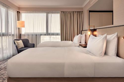 Suite Junior con 2 camas individuales, vistas panorámicas y acceso al salón del hotel Hilton Vienna Park