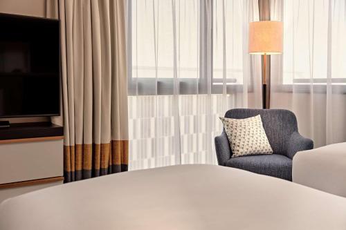 Suite Junior con 2 camas individuales, vistas panorámicas y acceso al salón del hotel Hilton Vienna Park. Foto 1