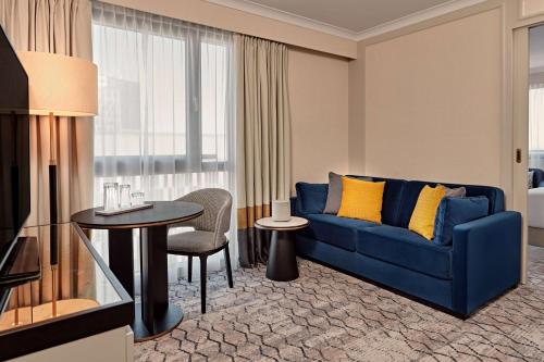 Suite Junior con 2 camas individuales, vistas panorámicas y acceso al salón del hotel Hilton Vienna Park. Foto 2