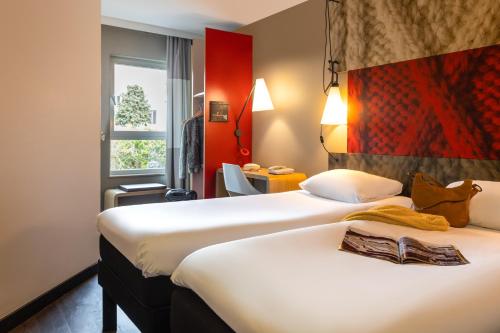 Habitación Doble Estándar - 2 camas del hotel Ibis Leuven Centrum. Foto 3